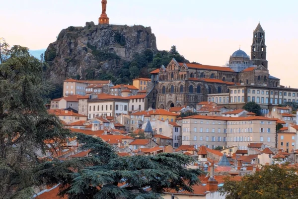 La magnifique ville du Puy-en-Velay au crépuscule